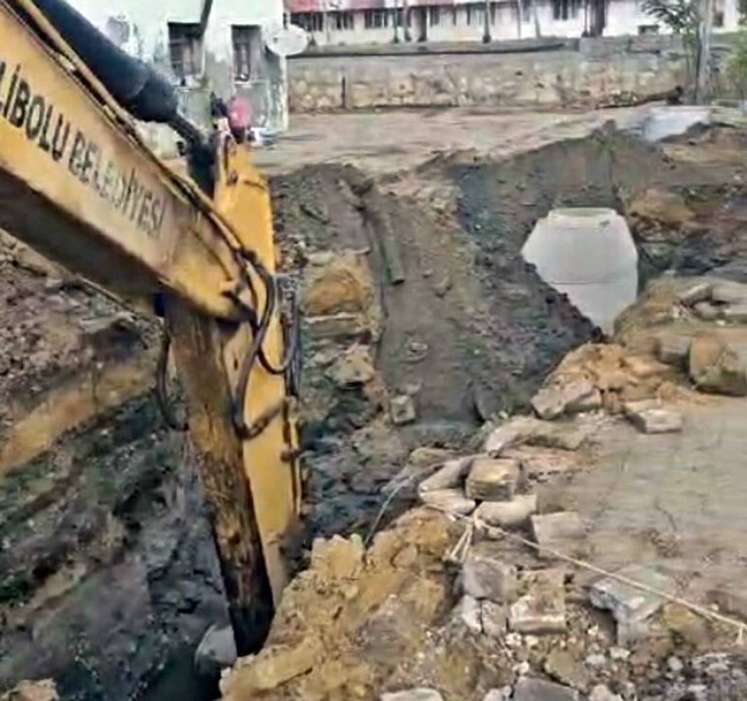 Yıllar önce gömülmüş top mermileri kazı sırasında bulundu! Paniğe neden oldu, sokağa giriş-çıkışlar kapatıldı 1